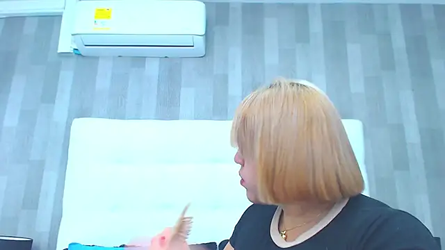 LeahMillerr online show from September 22, 2025, 12:00 pm