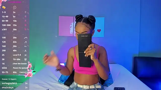 EmmaSmith06 online show from October 27, 2025, 5:25 pm