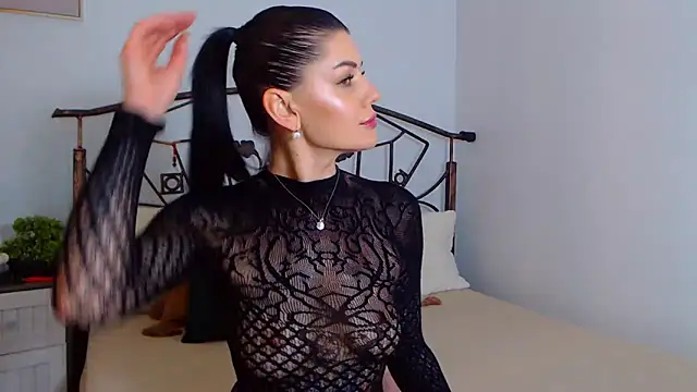 YvonneEverlee online show from February 1, 2025, 8:58 pm