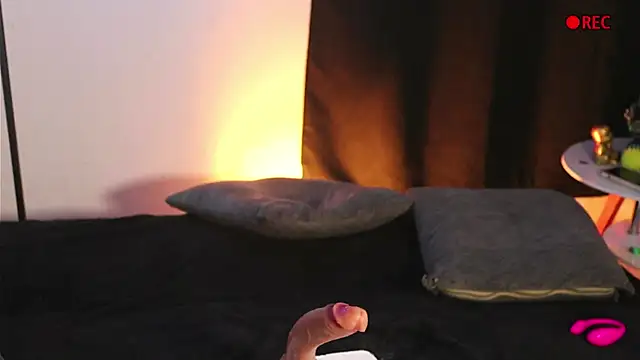 yourtoybella online show from April 15, 2026, 7:58 pm