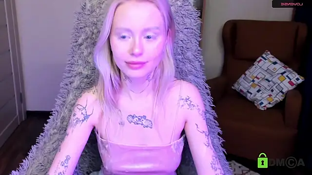 MalenaErnman online show from December 22, 2024, 11:11 am
