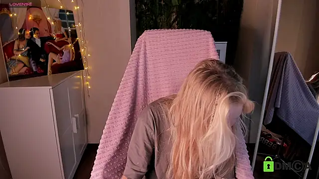 Snapshot of MalenaErnman chatting on October 1, 2025, 9:36 am MalenaErnman online show from October 1, 2025, 9:36 am