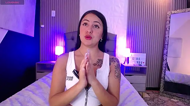isabella smith  online show from January 28, 2025, 1:38 pm