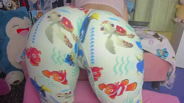 Snapshot of bonnie_moon chatting on December 23, 2025, 4:12 am bonnie moon online show from December 23, 2025, 4:12 am