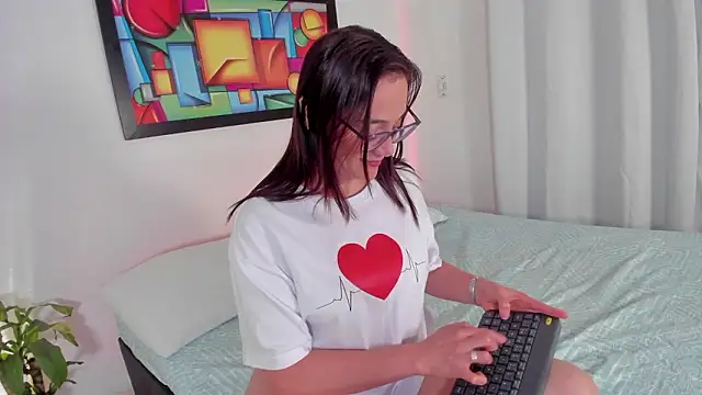 Jessica Herrera  online show from March 24, 2026, 10:21 pm