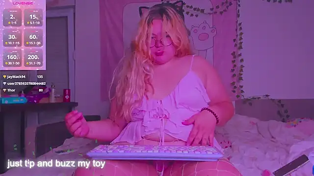 Snapshot of Freakcute_ chatting on October 5, 2025, 12:01 am Freakcute online show from October 5, 2025, 12:01 am