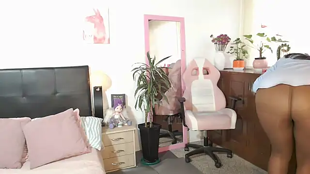 Snapshot of DonaBella17 chatting on October 21, 2025, 12:26 pm DonaBella17 online show from October 21, 2025, 12:26 pm