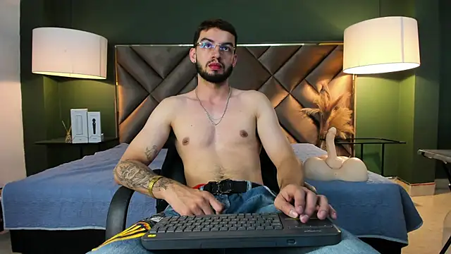 Snapshot of Michael_magno chatting on October 6, 2025, 12:45 am Michael magno online show from October 6, 2025, 12:45 am