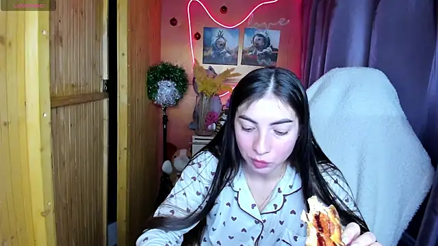 Fiery Brunette  online show from December 18, 2025, 6:51 am