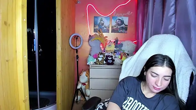 Fiery Brunette  online show from March 27, 2026, 8:26 am