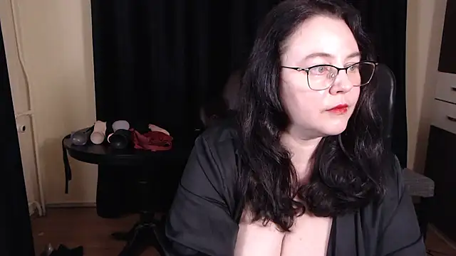 Snapshot of poshmistress chatting on October 31, 2025, 10:27 pm poshmistress online show from October 31, 2025, 10:27 pm