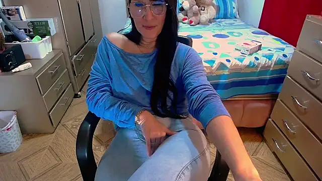BitterMomXxx online show from February 26, 2025, 2:52 am