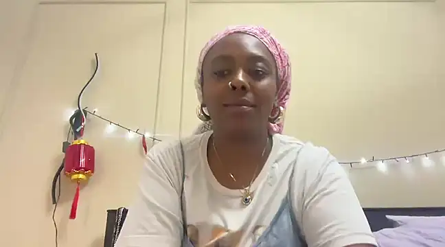 Snapshot of ChocolateCakeQueen chatting on February 28, 2025, 12:43 am ChocolateCakeQueen online show from February 28, 2025, 12:43 am