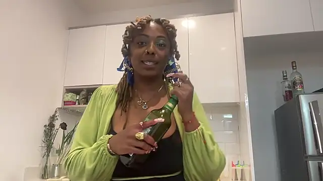 Snapshot of ChocolateCakeQueen chatting on March 4, 2025, 11:22 pm ChocolateCakeQueen online show from March 4, 2025, 11:22 pm