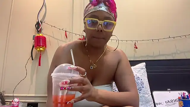 Snapshot of ChocolateCakeQueen chatting on March 3, 2025, 5:47 am ChocolateCakeQueen online show from March 3, 2025, 5:47 am