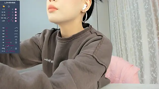 Liu Yifei  online show from October 31, 2025, 1:24 am