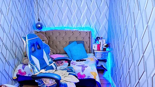 NicolleTaylor online show from December 5, 2025, 4:33 am