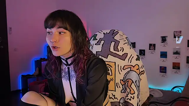 deadlysweet online show from May 7, 2026, 1:43 am