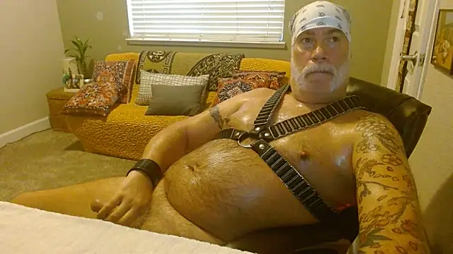 musclebearnips online show from October 14, 2025, 5:02 pm