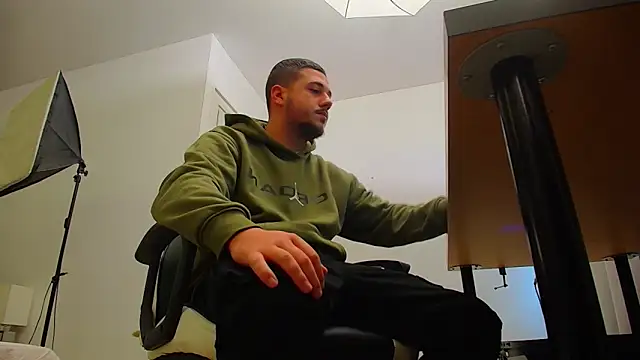 Snapshot of JoshKnights chatting on October 6, 2025, 5:08 am JoshKnights online show from October 6, 2025, 5:08 am