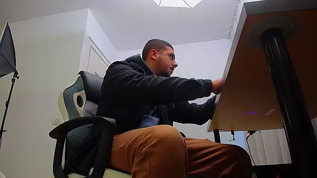 Snapshot of JoshKnights chatting on October 7, 2025, 4:46 am JoshKnights online show from October 7, 2025, 4:46 am