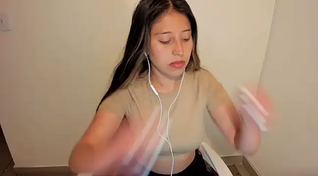 kiaraowen online show from February 20, 2025, 4:47 pm