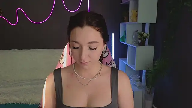 Snapshot of YasmineWest chatting on October 14, 2025, 1:50 am YasmineWest online show from October 14, 2025, 1:50 am