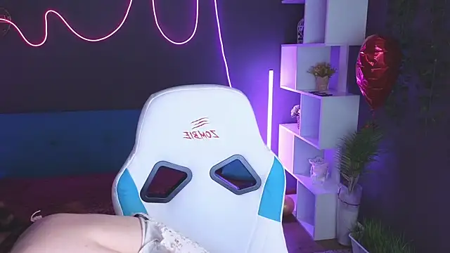 Snapshot of YasmineWest chatting on March 19, 2025, 12:59 am YasmineWest online show from March 19, 2025, 12:59 am