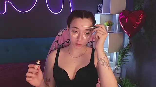 Snapshot of YasmineWest chatting on March 7, 2025, 12:37 am YasmineWest online show from March 7, 2025, 12:37 am