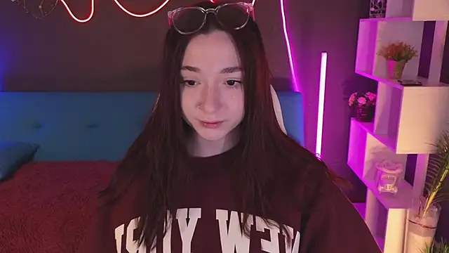 Snapshot of YasmineWest chatting on February 25, 2025, 12:58 am YasmineWest online show from February 25, 2025, 12:58 am