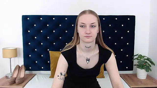 Snapshot of AlexaTease chatting on February 5, 2025, 12:27 pm AlexaTease online show from February 5, 2025, 12:27 pm