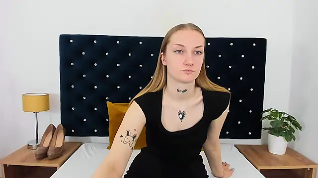 Snapshot of AlexaTease chatting on February 10, 2025, 2:48 pm AlexaTease online show from February 10, 2025, 2:48 pm