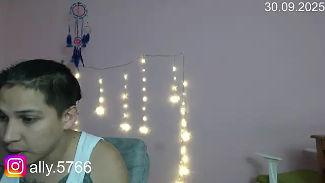 Snapshot of CoreAlejito chatting on October 1, 2025, 12:27 am CoreAlejito online show from October 1, 2025, 12:27 am