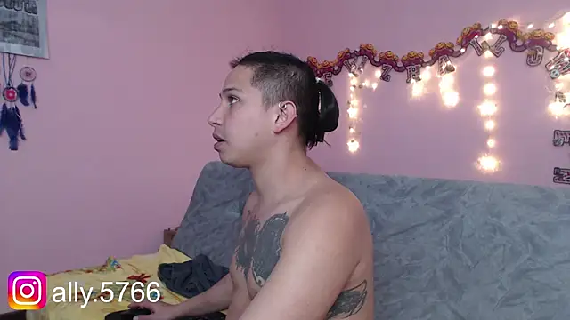 Snapshot of CoreAlejito chatting on November 13, 2025, 8:24 pm CoreAlejito online show from November 13, 2025, 8:24 pm