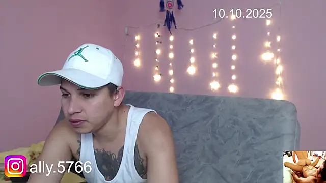 Snapshot of CoreAlejito chatting on October 10, 2025, 10:43 pm CoreAlejito online show from October 10, 2025, 10:43 pm