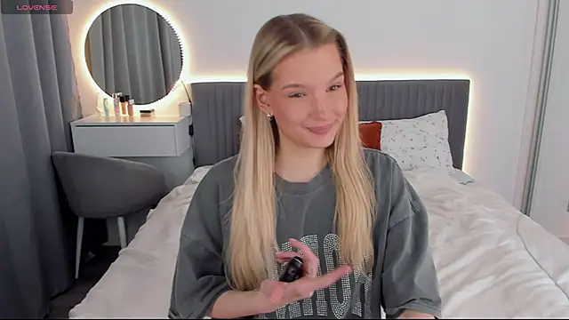 CassieRayss online show from February 21, 2025, 8:05 pm