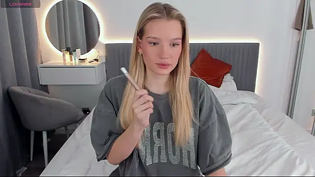 CassieRayss online show from February 11, 2025, 12:15 pm