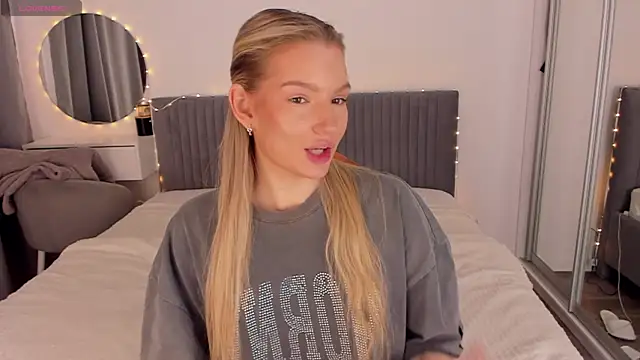 CassieRayss online show from April 15, 2026, 9:04 am