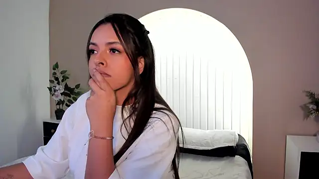 martina duque  online show from March 10, 2026, 6:34 pm