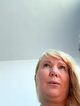 Snapshot of EmmaInLove23 chatting on October 14, 2025, 2:23 am EmmaInLove23 online show from October 14, 2025, 2:23 am