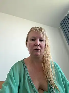 EmmaInLove23 online show from February 5, 2026, 2:18 am