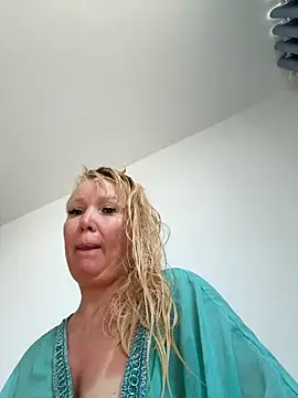 Snapshot of EmmaInLove23 chatting on November 5, 2025, 2:36 am EmmaInLove23 online show from November 5, 2025, 2:36 am