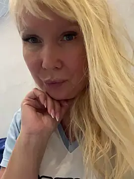 EmmaInLove23 online show from November 10, 2025, 7:02 am