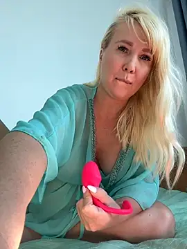 Snapshot of EmmaInLove23 chatting on October 1, 2025, 1:55 am EmmaInLove23 online show from October 1, 2025, 1:55 am