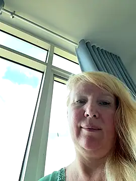 Snapshot of EmmaInLove23 chatting on October 19, 2025, 4:48 am EmmaInLove23 online show from October 19, 2025, 4:48 am