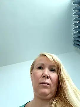 Snapshot of EmmaInLove23 chatting on October 9, 2025, 2:12 am EmmaInLove23 online show from October 9, 2025, 2:12 am