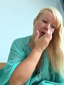 Snapshot of EmmaInLove23 chatting on September 22, 2025, 2:50 am EmmaInLove23 online show from September 22, 2025, 2:50 am