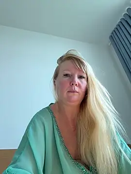 EmmaInLove23 online show from May 20, 2026, 3:03 am