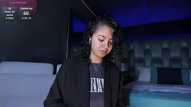 Snapshot of Amareto_ chatting on October 9, 2025, 11:33 am Amareto  online show from October 9, 2025, 11:33 am