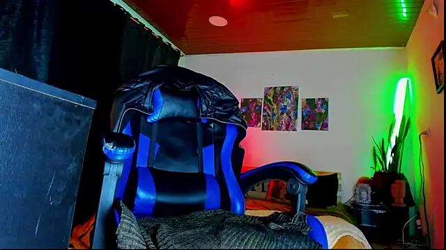 Snapshot of LatinMilk_ chatting on February 21, 2026, 11:29 pm LatinMilk online show from February 21, 2026, 11:29 pm